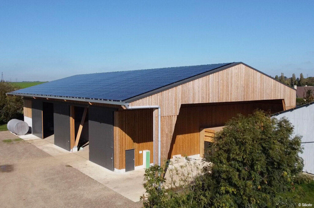 Hangar bâtiment de stockage photovoltaïque en bois