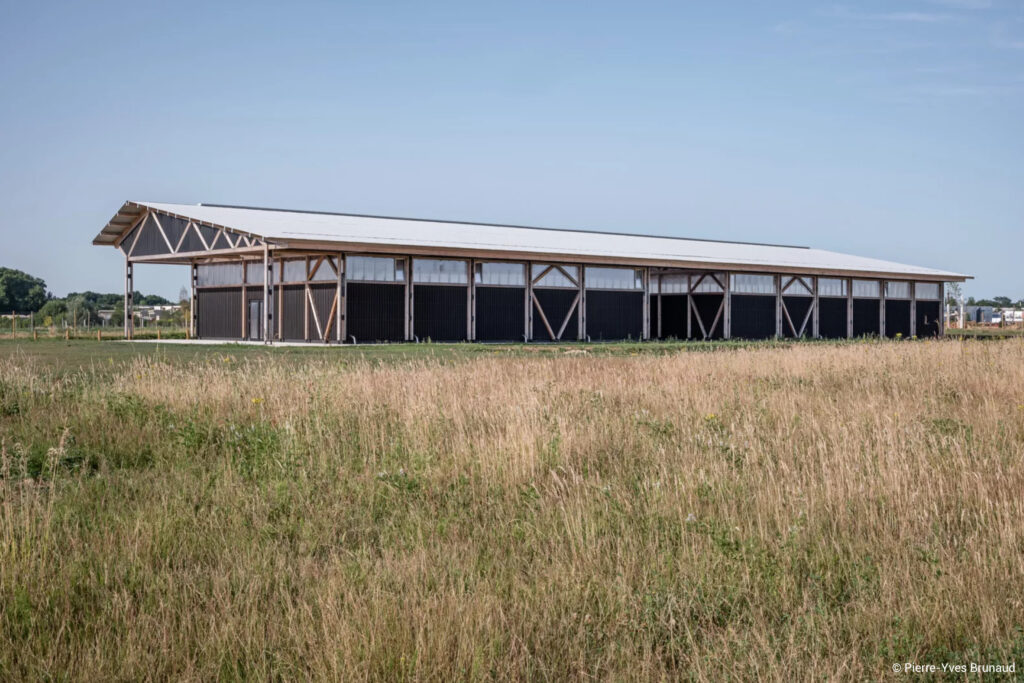 Halle agricole en structure bois avec espace de stockage et de vente
